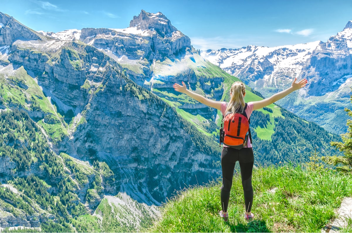 Frau mit Händen in der Luft